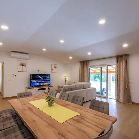 Dika, A Beautiful And Spacious With A Fantastic Pool بيت للعطل *