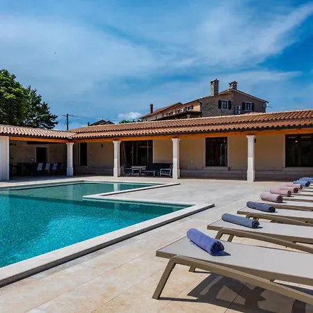 بيت للعطل Dika, A Beautiful And Spacious With A Fantastic Pool
