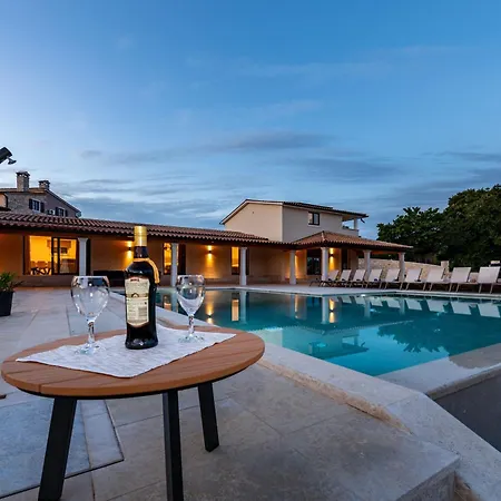 Dika, A Beautiful And Spacious With A Fantastic Pool بيت للعطل *