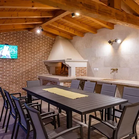 Dika, A Beautiful And Spacious With A Fantastic Pool *