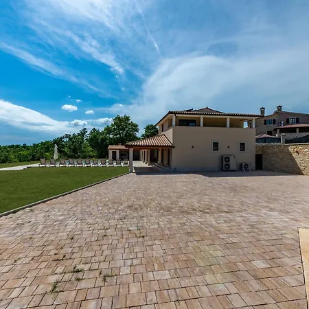 Dika, A Beautiful And Spacious With A Fantastic Pool Gradisce (Istria)