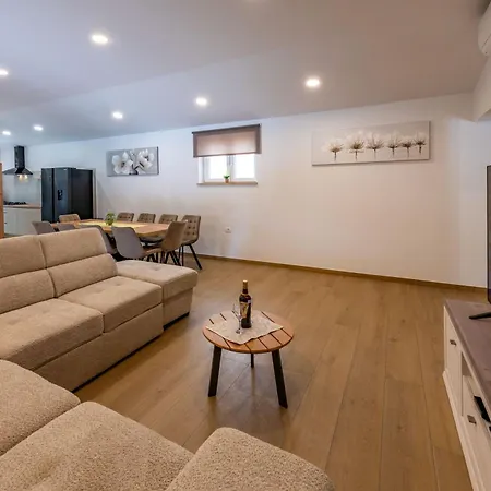 Dika, A Beautiful And Spacious With A Fantastic Pool