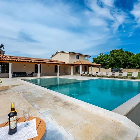 Dika, A Beautiful And Spacious With A Fantastic Pool *