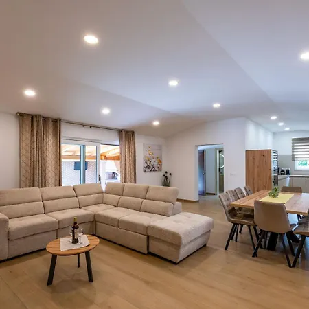 בית נופש Dika, A Beautiful And Spacious With A Fantastic Pool *