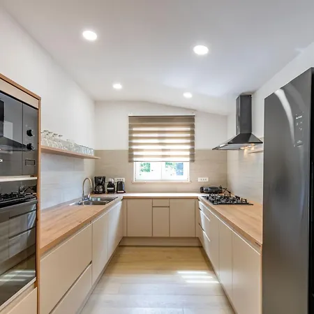 Dika, A Beautiful And Spacious With A Fantastic Pool *