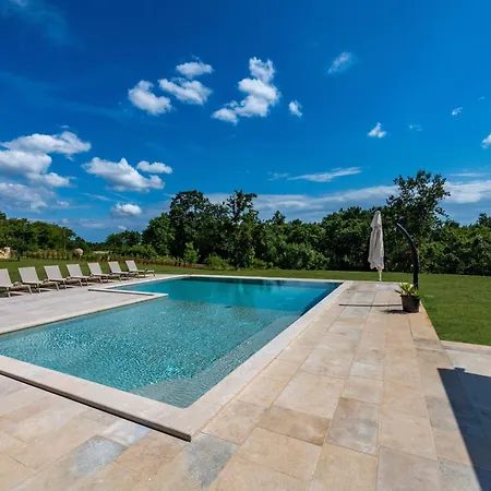 Dika, A Beautiful And Spacious With A Fantastic Pool