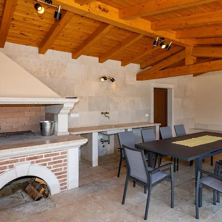 בית נופש Dika, A Beautiful And Spacious With A Fantastic Pool Gradisce (Istria)