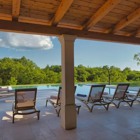 Dom wakacyjny Dika, A Beautiful And Spacious With A Fantastic Pool *