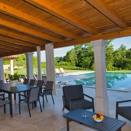 Dom wakacyjny Dika, A Beautiful And Spacious With A Fantastic Pool *