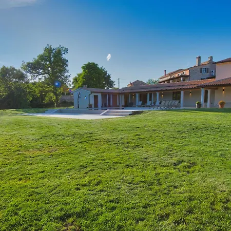 Dom wakacyjny Dika, A Beautiful And Spacious With A Fantastic Pool Gradisce (Istria)