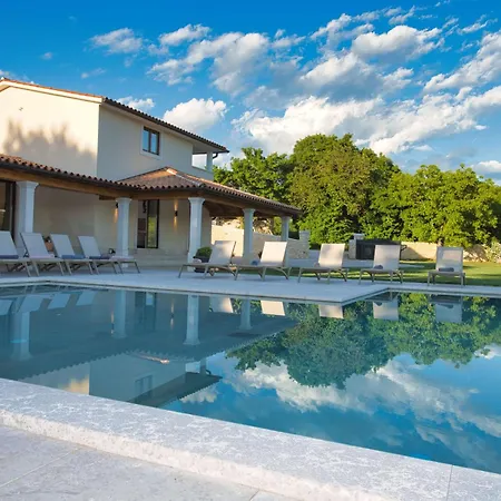 Dika, A Beautiful And Spacious With A Fantastic Pool