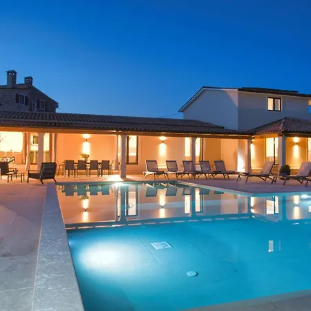 Dom wakacyjny Dika, A Beautiful And Spacious With A Fantastic Pool